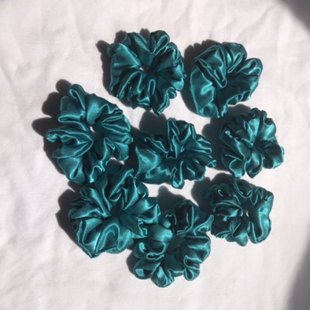 Cột tóc đủ màu