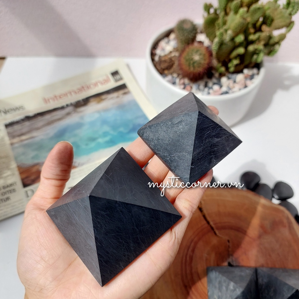 Kim tự tháp đá Shungite ngăn chặn bức xạ điện từ, đá năng lượng, đá thanh tẩy, đá phong thủy trong Tarot, Reiki
