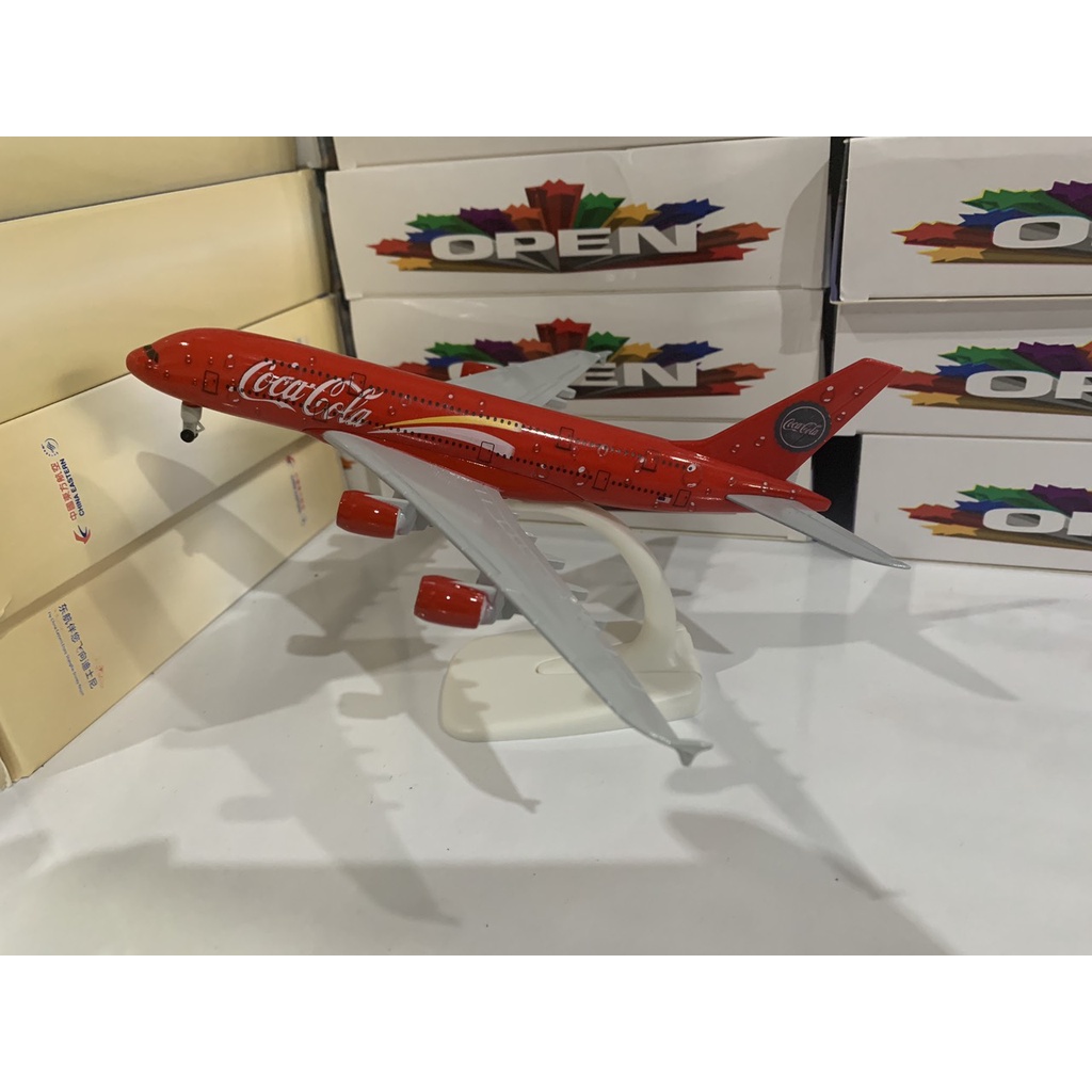 Mô hình máy bay Coca 20cm có bánh xe+ đế kèm theo