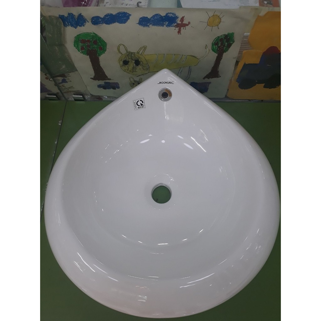 Chậu rửa lavabo hình cánh hoa với thiết kế nhỏ gọn độc đáo phù hợp với nhiều không gian .