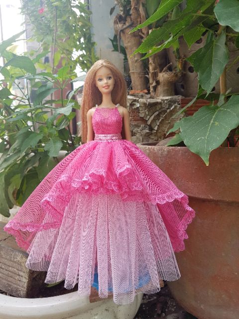 Đầm handmade dành cho búp bê Barbie.