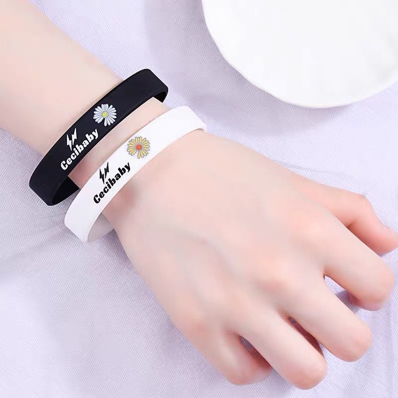 Vòng tay silicone in hoa cúc nhỏ thích hợp cho cặp đôi