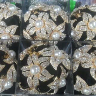 Cột tóc đính đá. Giá 55k