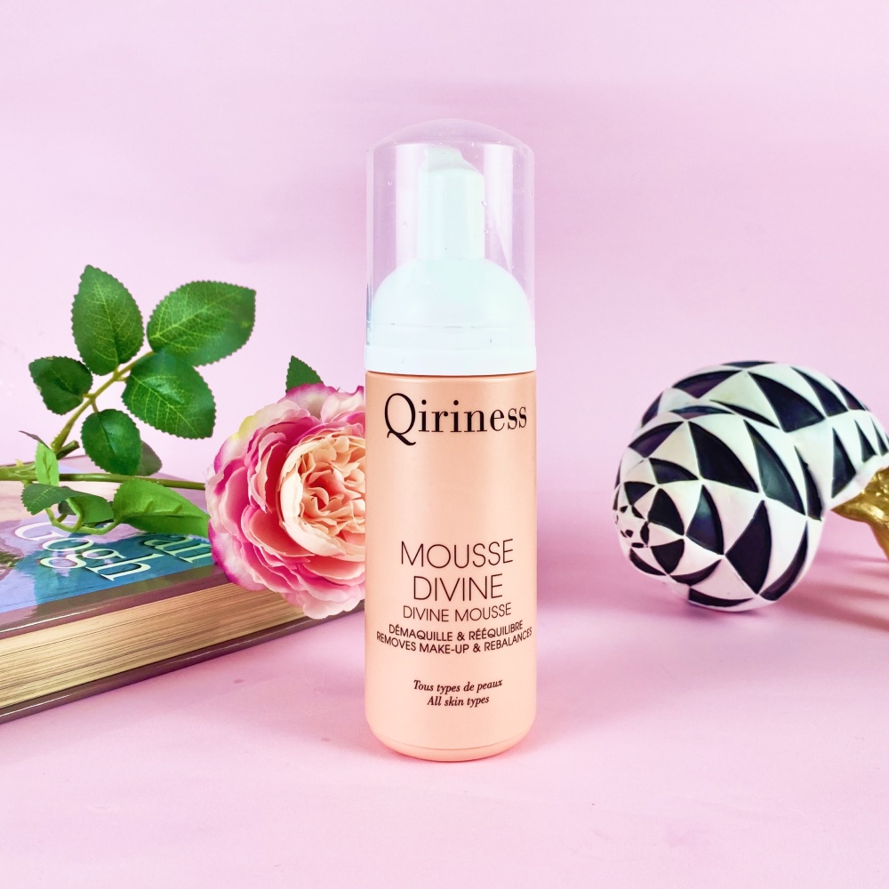 Bọt rửa mặt dịu nhẹ kiềm dầu Qiriness Divine Mousse 125ml