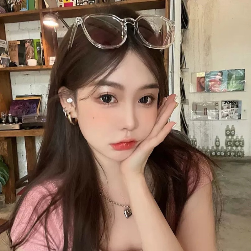 Kính mắt gọng vuông tròn to