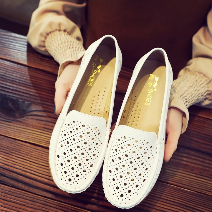 (Xả kho) GIÀY LƯỜI DA NỮ ĐỤC LỖ THOÁNG KHÍ CHỐNG HÔI CHÂN SP64 | BigBuy360 - bigbuy360.vn