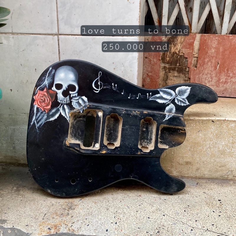 Xác đàn guitar điện, bass dùng decor nghệ thuật.
