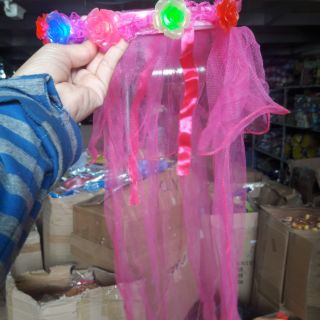 Vòng hoa đội đầu cô dâu phát sáng