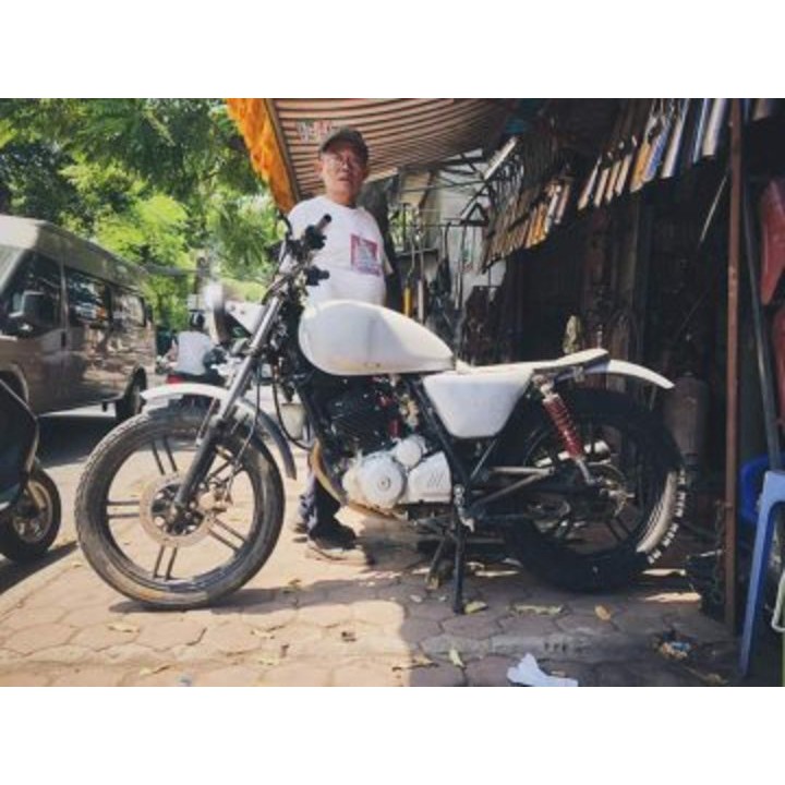 Cốp hông xe máy dô bằng thép gò dáng SU GN125 chưa sơn cho dong xe classic cafe racer