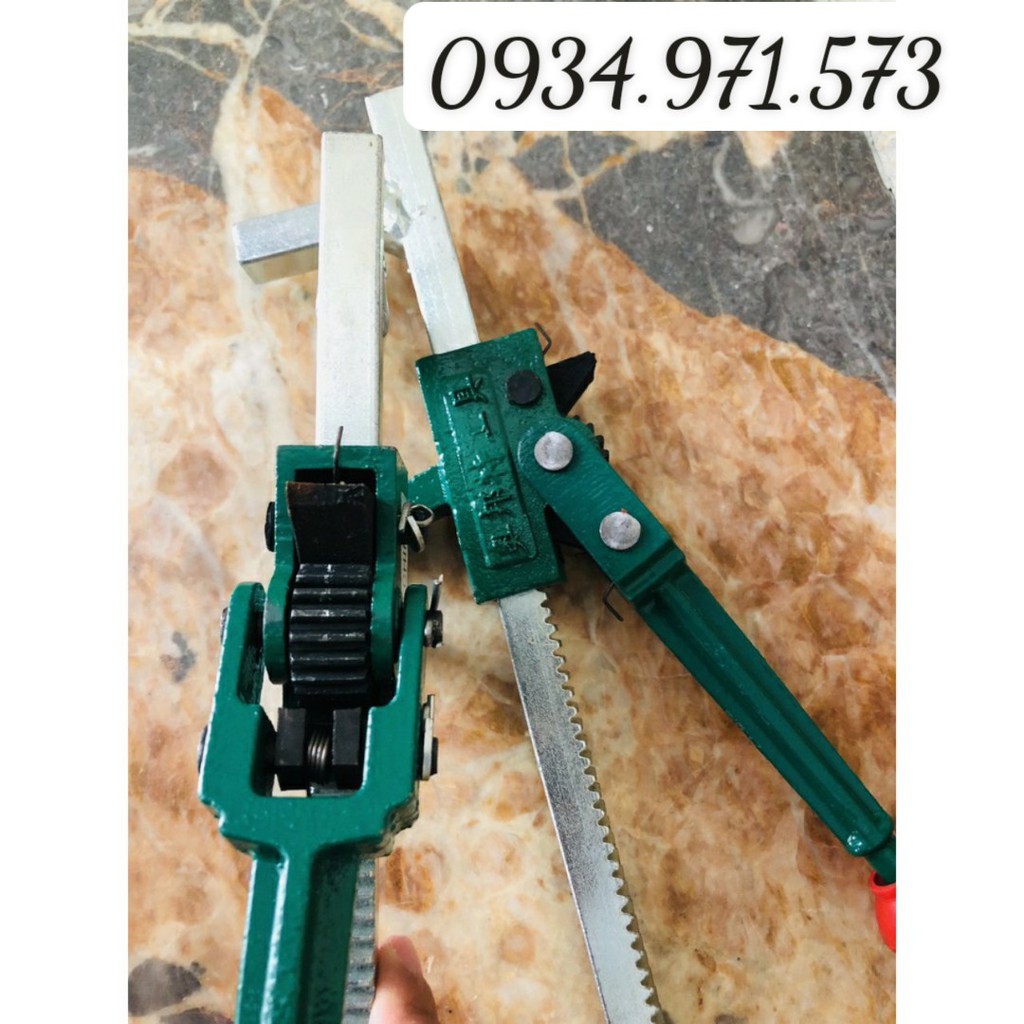 Tay banh lốp xe máy , ô tô khi vá xe