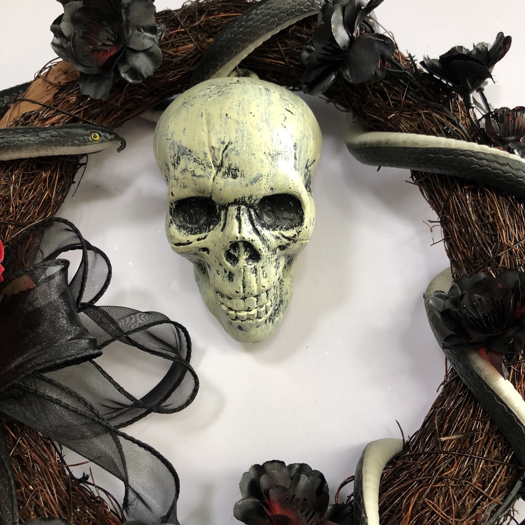 Vòng nguyệt quế treo cửa trang trí Halloween đường kính 30cm với đầu lâu, rắn và hoa hồng MN06