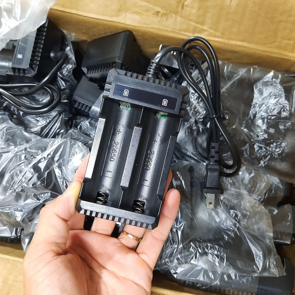 Sạc đa năng 2 pin 3.7v loại 26650,22650,18650 cao cấp có đèn báo sử dụng dây nguồn