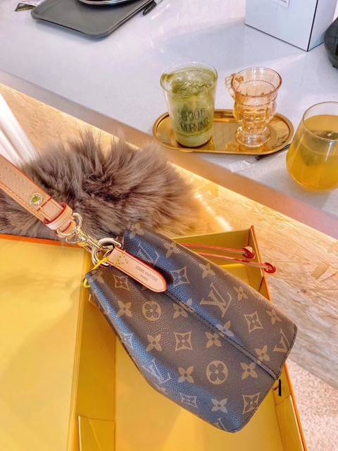 Túi đeo chéo đeo vai NEO hoạ tiết hoa nâu kèm charm con chó hàng cao cấp fullbox có hộp