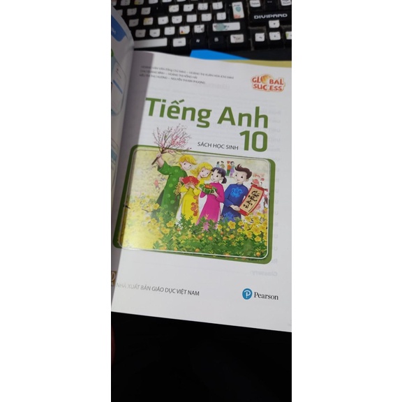 Sách - Tiếng Anh 10 Sách Học Sinh Theo Chương Trình Mới Có CD [Kèm Một quyển bé tập tô màu ]
