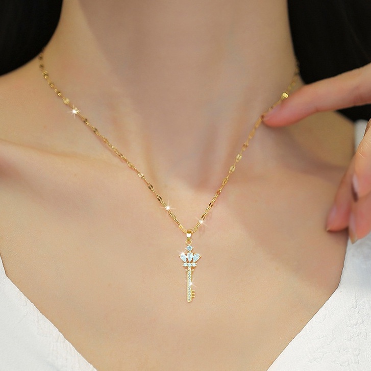 Dây Chuyền Thép Titan Mạ Vàng Nhẹ Đính Kim Cương Hình Chìa Khóa Vương Miện Sang Trọng Cho Nữ