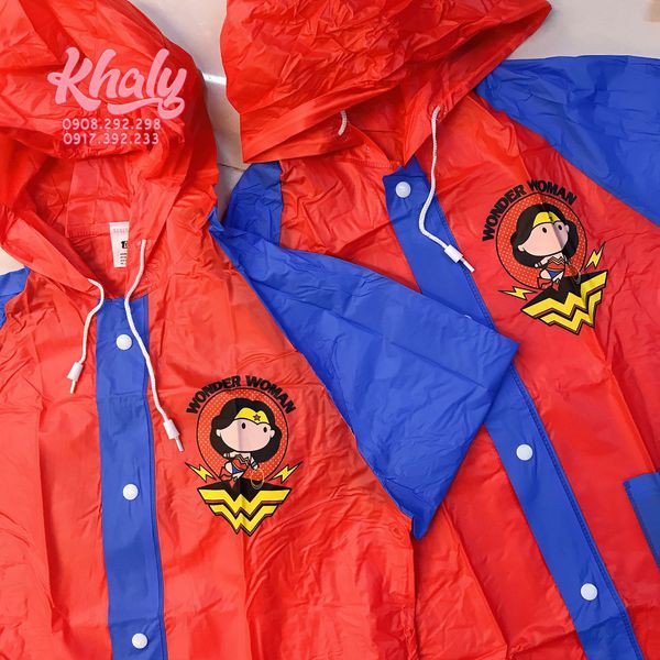 Áo mưa hình nữ anh hùng chibi màu đỏ viền xanh size (S,M,L) cho trẻ em, học sinh và các bé (Thái Lan)
