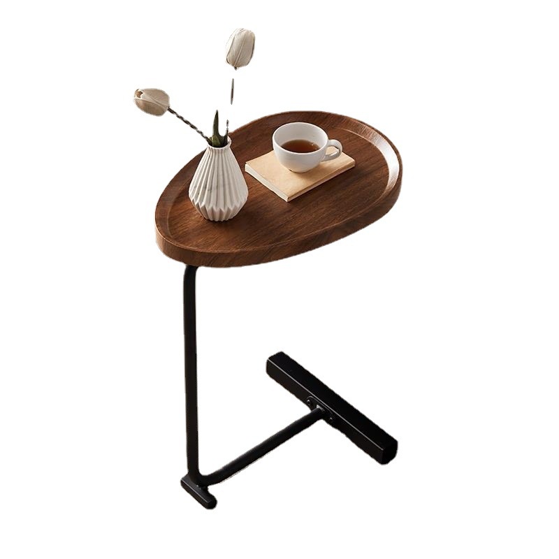 Bàn gỗ tab đầu giường chân sắt sơn tĩnh điện hình hạt đậu trang trí cạnh ghế sofa