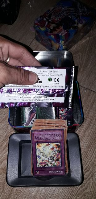 Hộp 67 thẻ bài Yugi-oh pack có tem bạc và bàn đấu