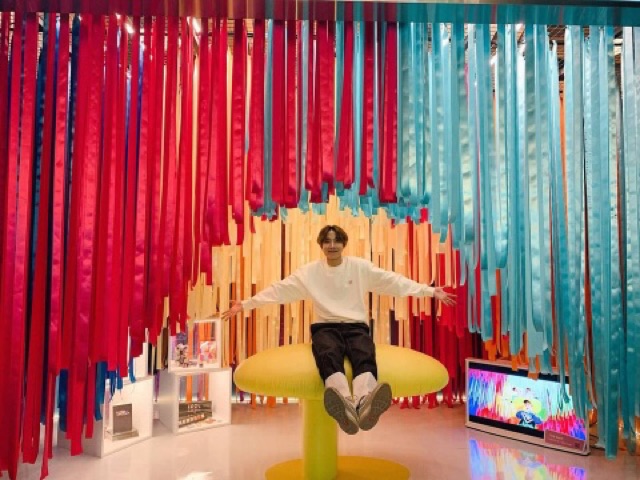 ẢNH THẬT ÁO SWEATER BTS J HOPE BOY WITH LUV TRONG POPUP HOUSE