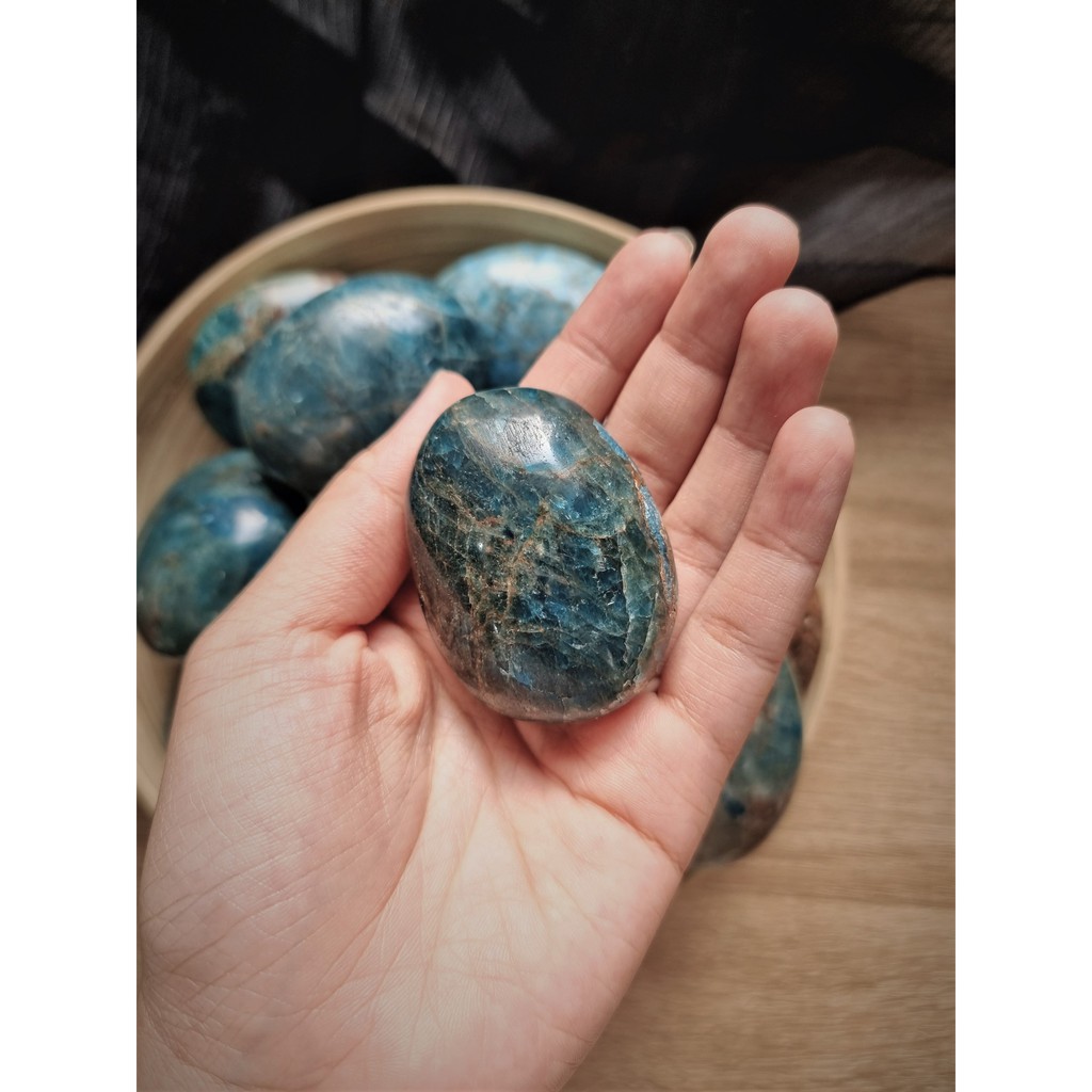 Palm đá thanh tẩy Blue Apatite dùng trong Tarot, thiền định, Reiki, Phong thủy