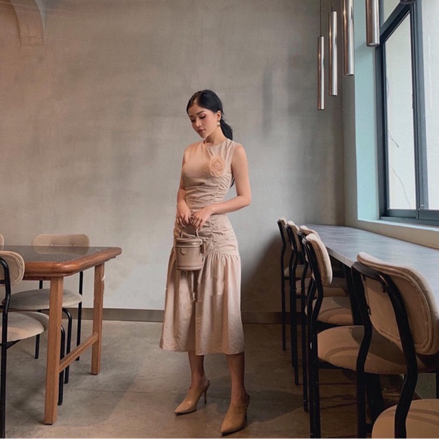 Đầm dáng suông trơn xô nhún eo đính hoa [N2701]
