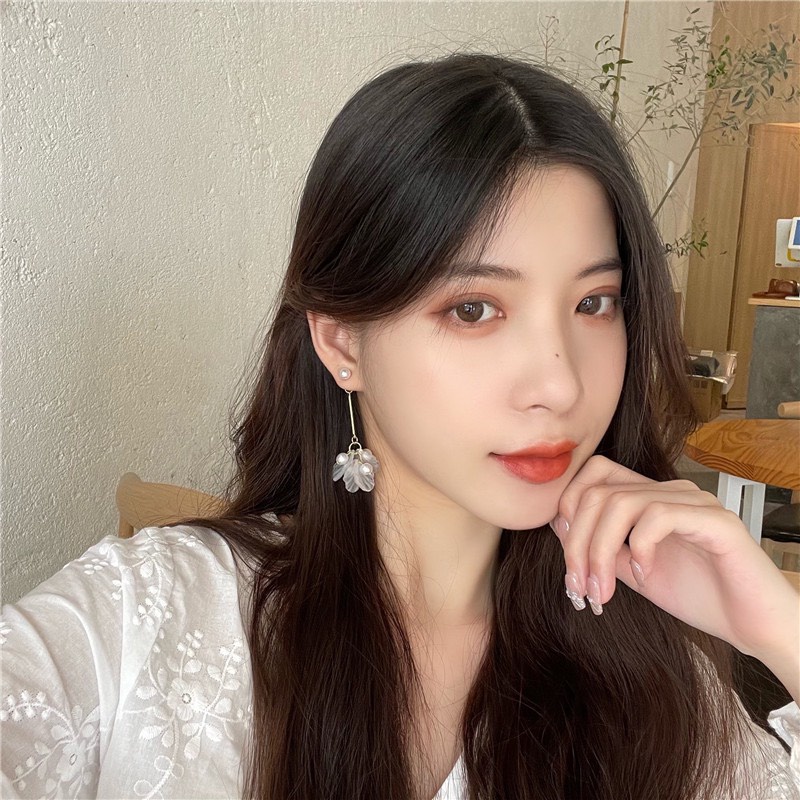 Bông tai cánh hoa trắng KA05 Mayconner