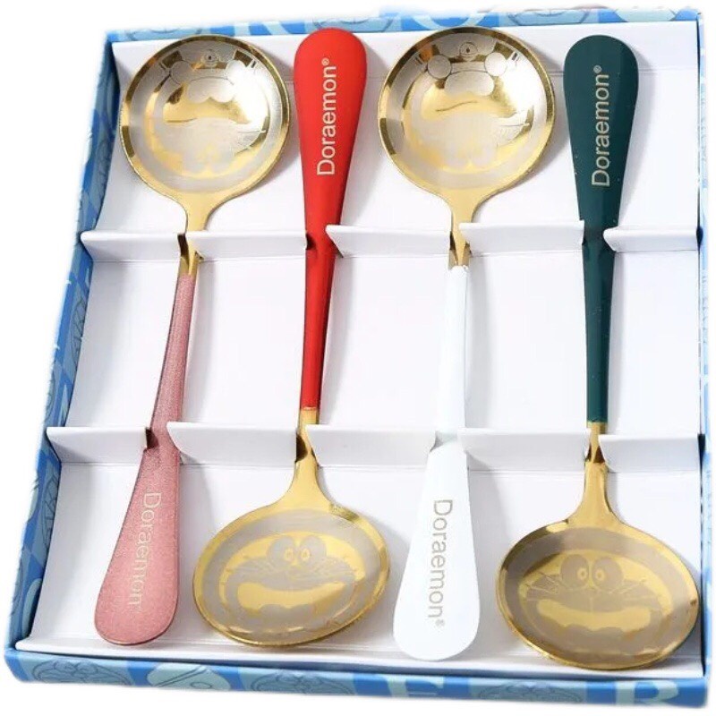 Hộp Set 4 Thìa Inox Mạ Vàng Cán Dài Khắc Hình Doraemon Dễ thương Kèm Hộp Sang Trọng { H }