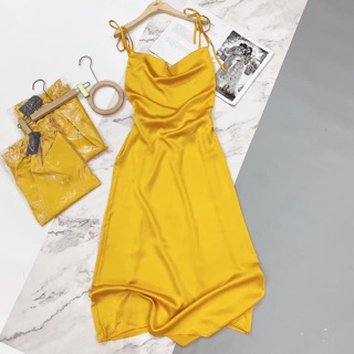 Váy lụa vàng dây hở lưng du lịch sống ảo