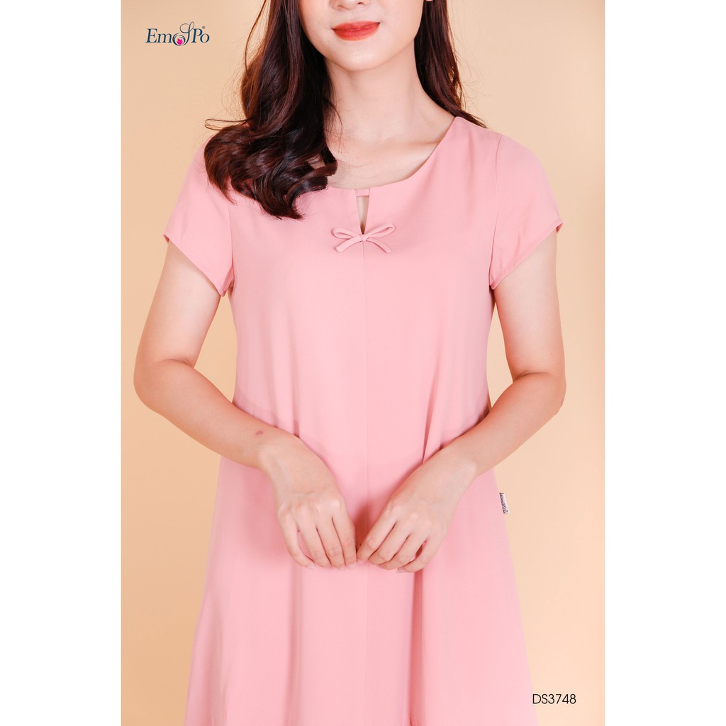 Đầm suông đuôi cá, cổ tròn, khoét V đính nơ Emspo DS3748