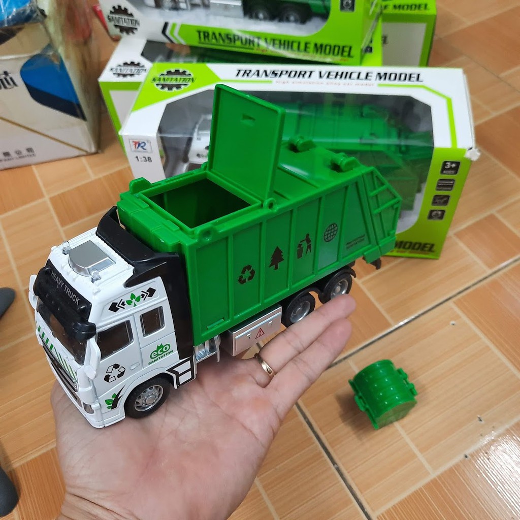 Mô hình xe chở rác đồ chơi trẻ em tỉ lệ 1:38 chạy cót đầu xe bằng kim loại xe có âm thanh và đèn