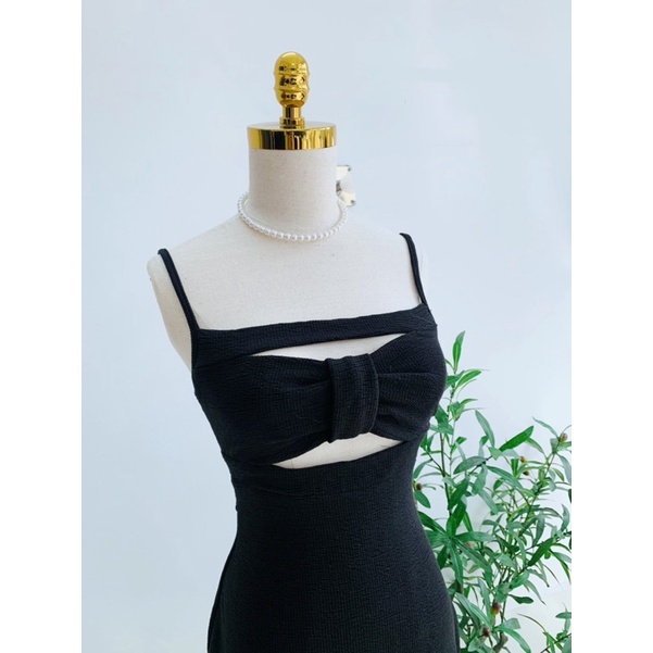 Đầm 2 dây nơ ngực màu đen ôm body