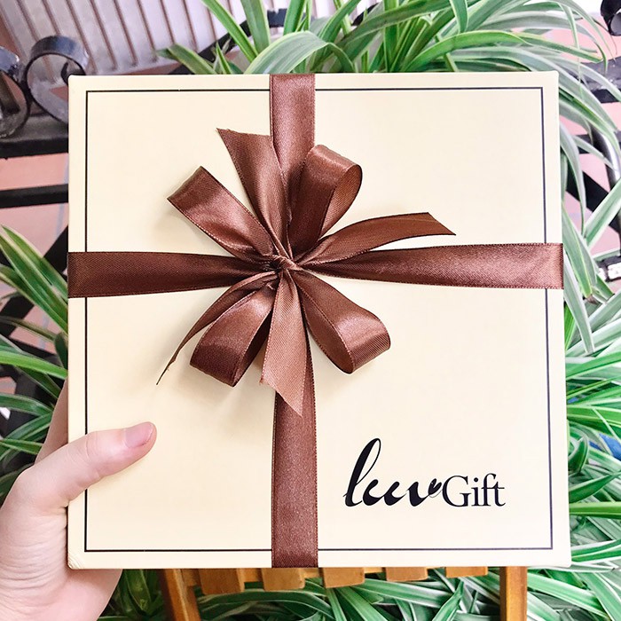 Hộp đựng quà vuông màu trắng sữa - hộp quà sang trọng LuvGift kèm nơ, rơm lót | WebRaoVat - webraovat.net.vn