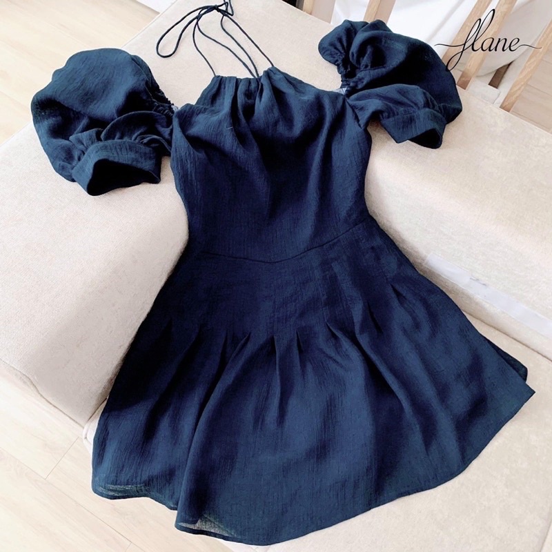 Váy đầm cổ phối bèo tay ngắn bồng vải đũi vân ôm eo sang chảnh xếp li xoè dáng ngắn hở lưng sexy cá tính