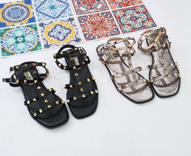 Sandal nút đinh dáng bệt