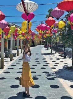 Set trễ vai trắng kèm cv đuôi cá vàng