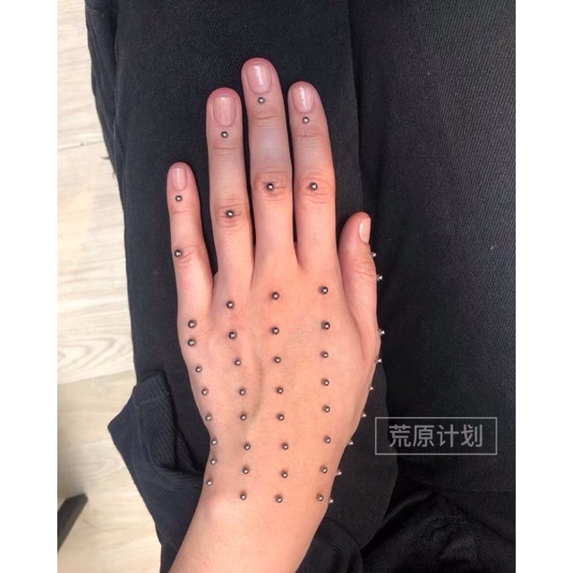Khuyên môi / mũi / lông mày giả dán được mà không cần xỏ khuyên
