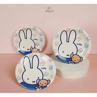 Đĩa sứ thỏ miffy áo xanh ôm gấu bông 16cm