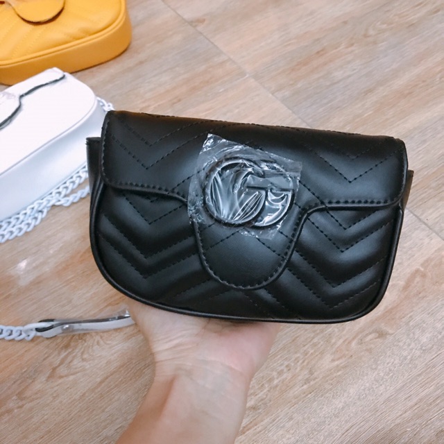 Túi mẫu xinh .dập.lót đỏ .dây đeo cùng màu túi