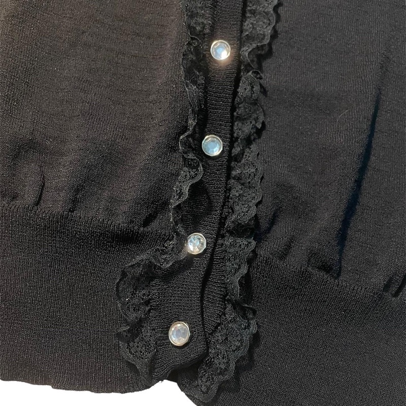Áo cardigan đen phối ren huyền bí sang trọng