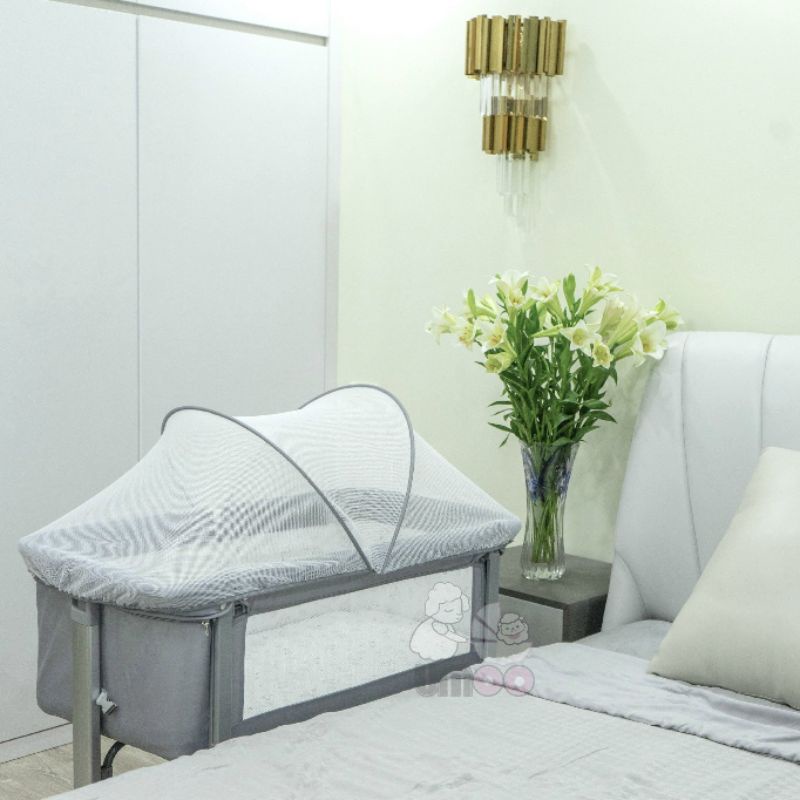 Nôi cũi Umoo đa năng UM-08109 nâng hạ 4 cấp độ có bánh xe du chuyển, hãng chính hãng.