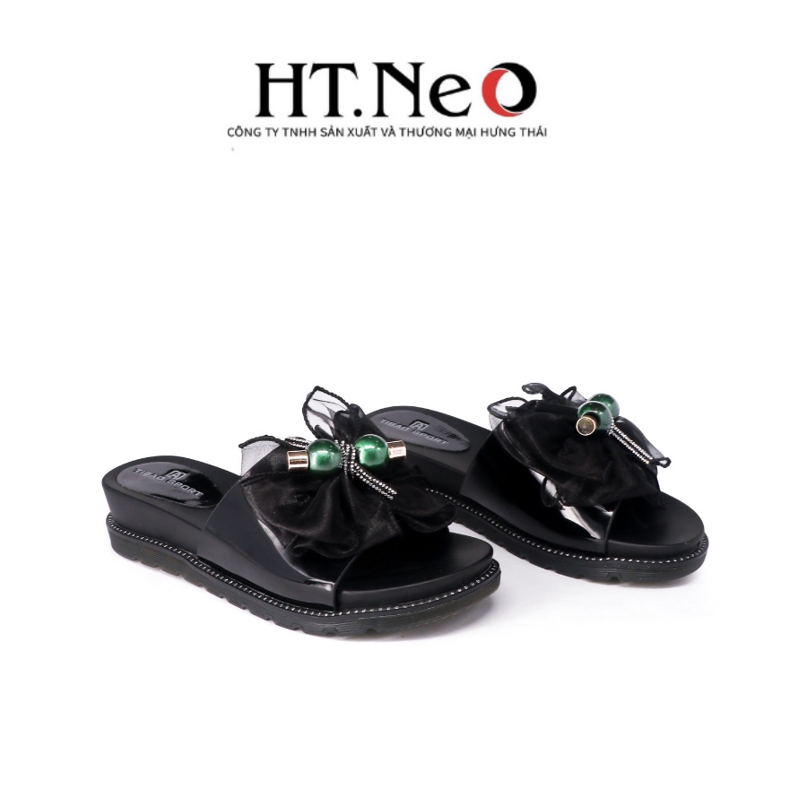 Sandal nữ HT.NEO Thiết kế đế cao su cao 3 cm cùng da mềm mại, viền dép đính đá cùng nơ vải cực xinh SDN100