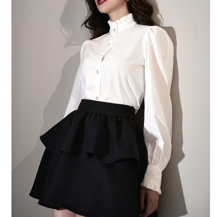 Chân váy đen thiết kế dáng xòe ngắn trên gối, bèo hai tầng xinh xắn