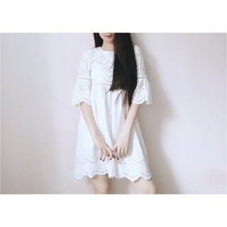 Đầm xô trắng đục lỗ tay loe