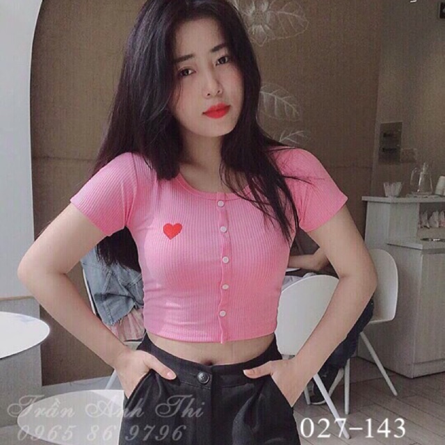 Áo thun gân thêu tim phối nút ( loại nút giả)