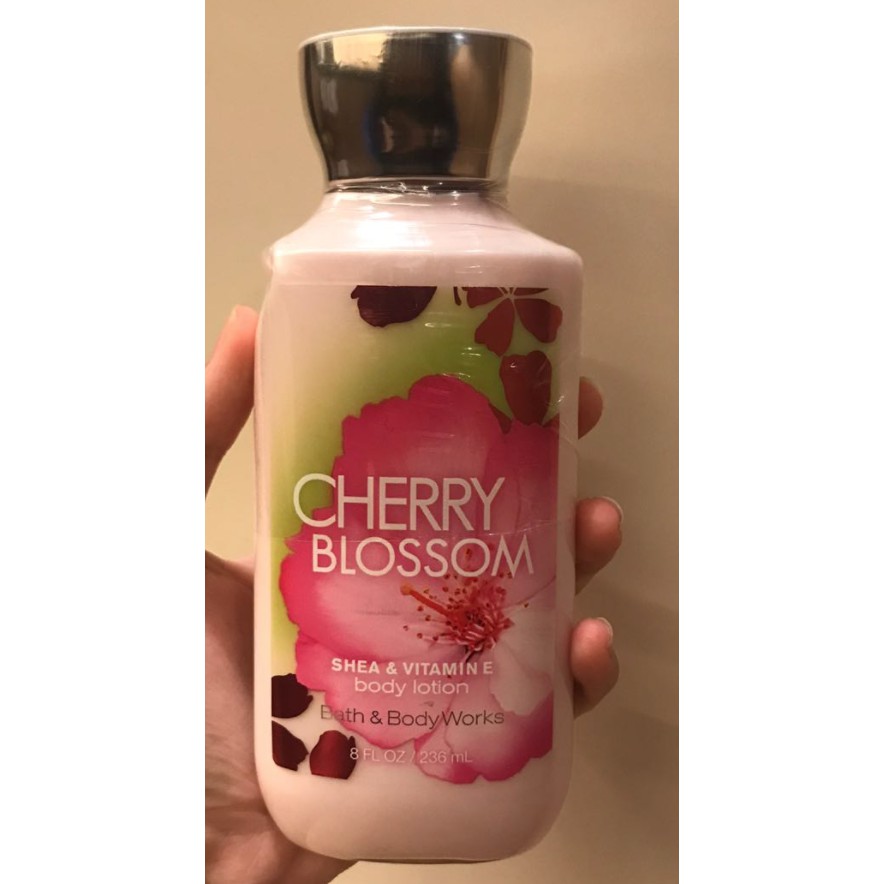 Dưỡng thể giữ ẩm da Bath & Body Works Japanese Cherry Blossom body lotion 236ml (Mỹ)