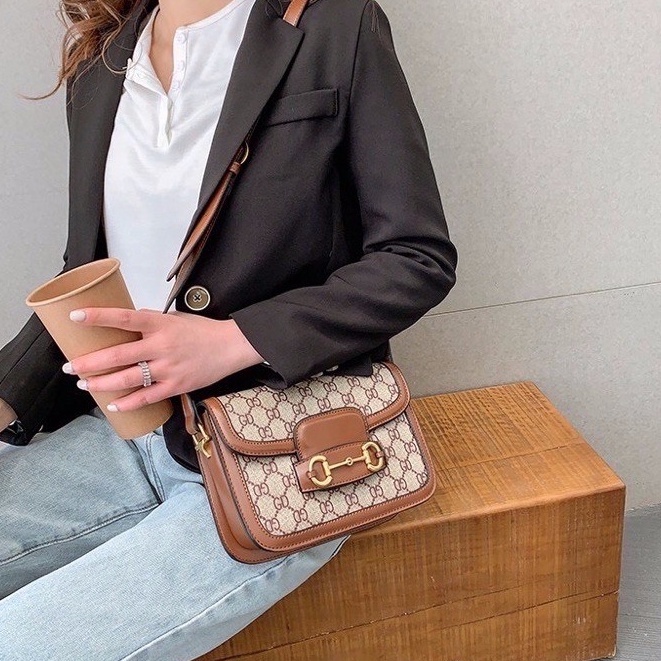 Túi xách đeo chéo đẹp phong cách Hà Hồ sang chảnh hiện đại CV15