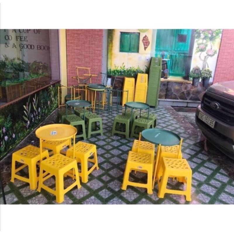 Ghế nhựa Việt Nhật. Kích thước: 26 x 23.5 x 32cm. Dùng cho quán trà tranh, trà đá, trường học.