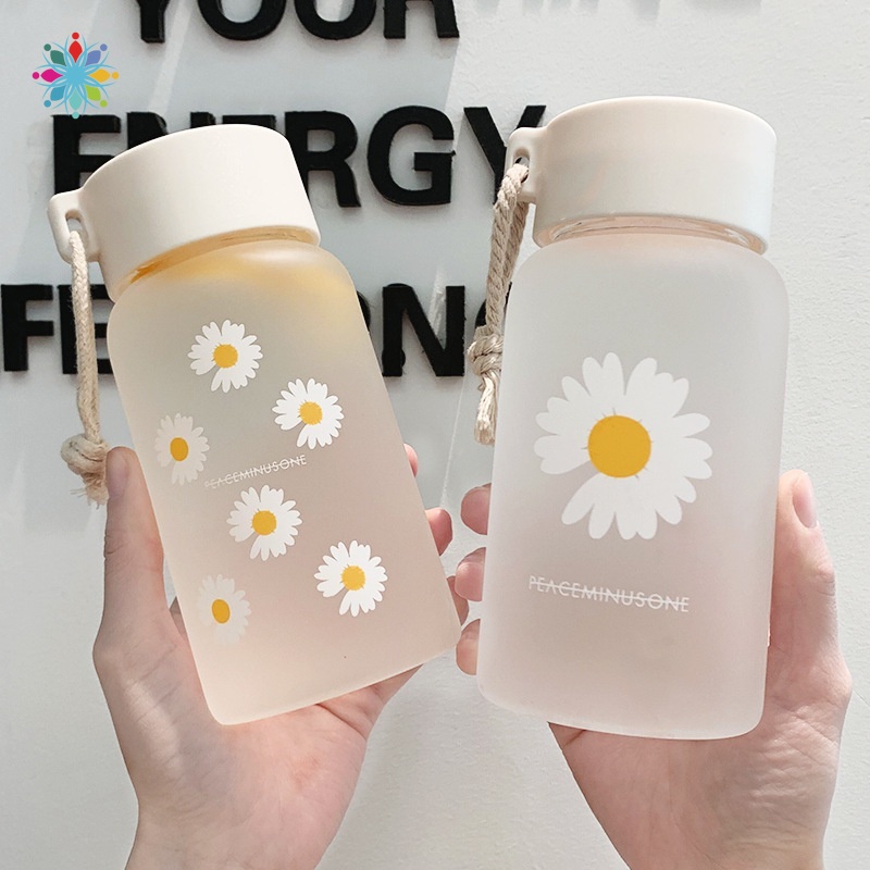 Bình Nước 500ml Bằng Nhựa Trong Suốt Không BPA In Hình Hoa Cúc Có Dây Đeo Tiện Dụng