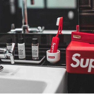 Bàn chải đánh răng Supreme