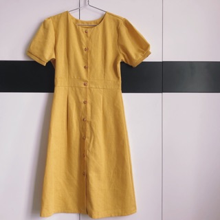 Đầm linen vàng nút bông hoa